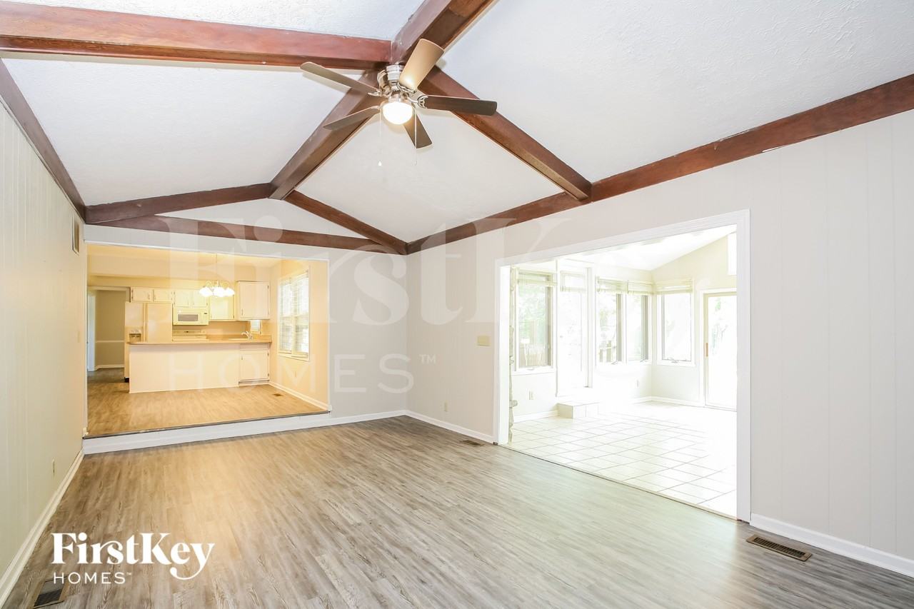 211 Banbury Rd - Photo 3 of 14