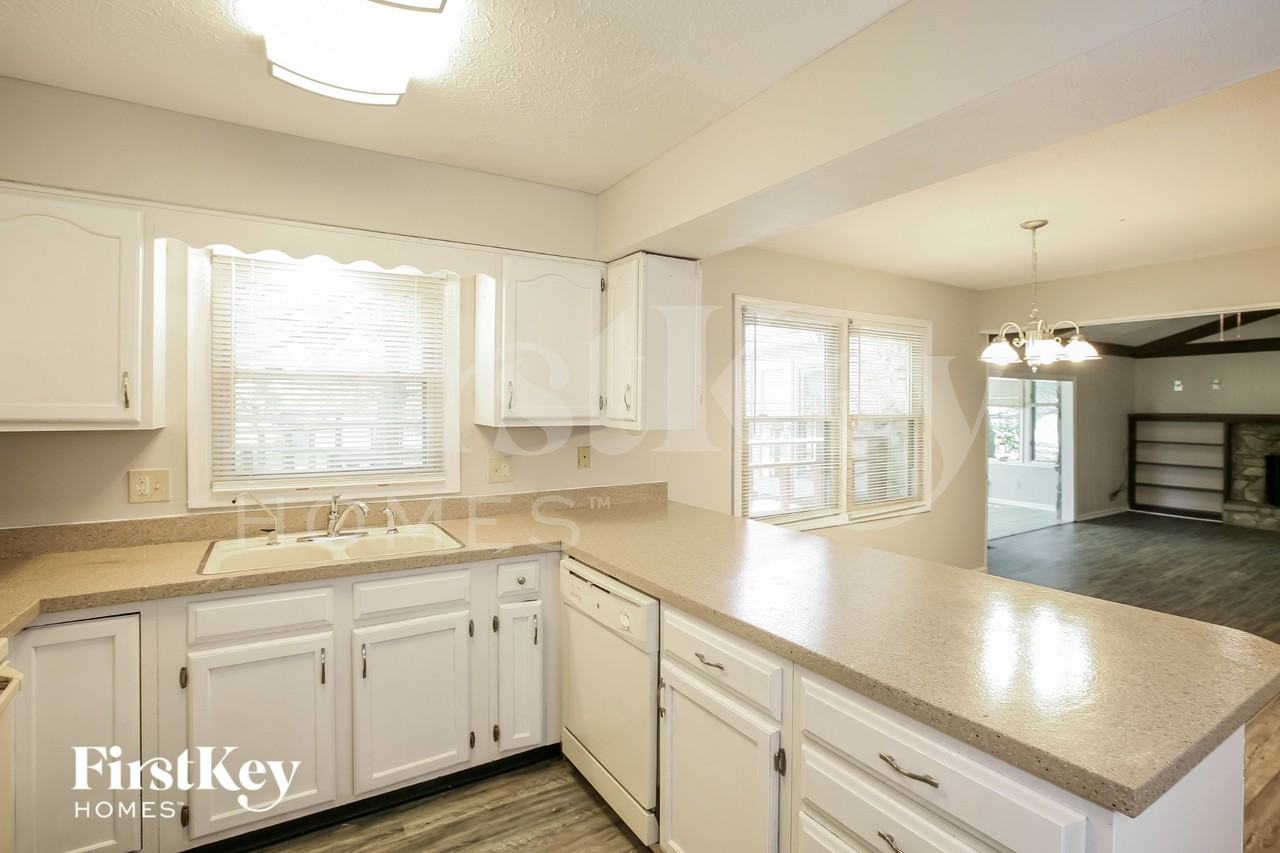 211 Banbury Rd - Photo 5 of 14