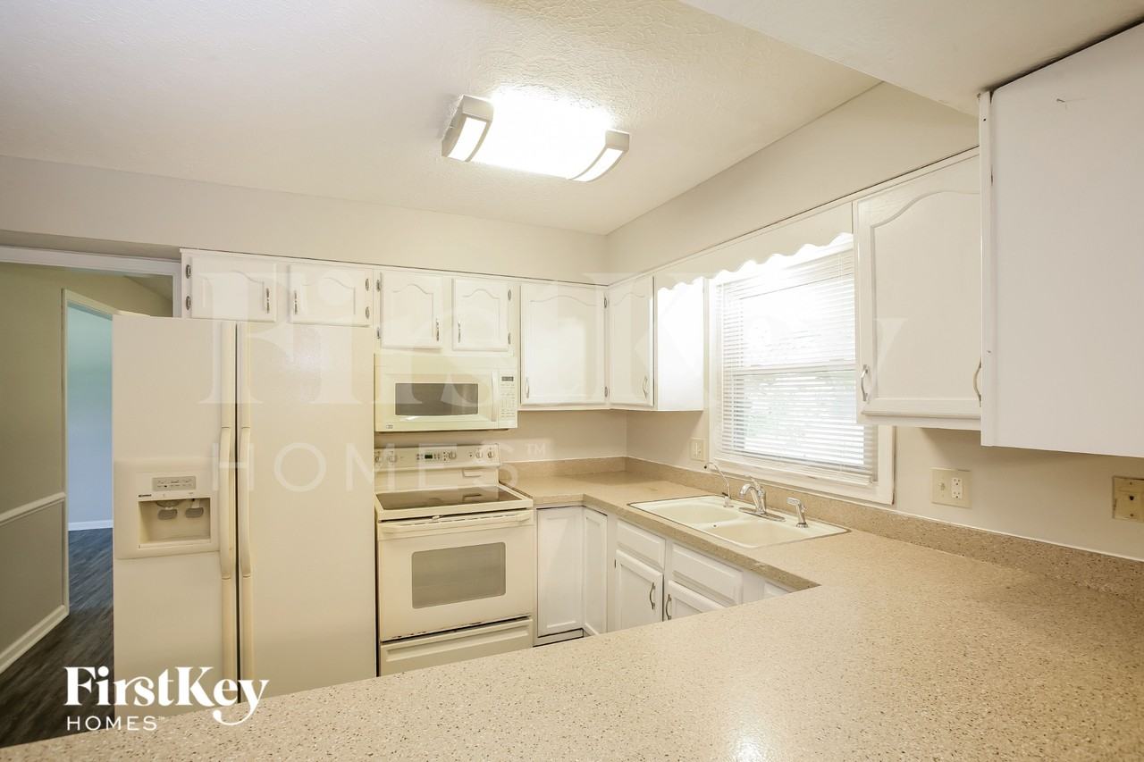 211 Banbury Rd - Photo 6 of 14