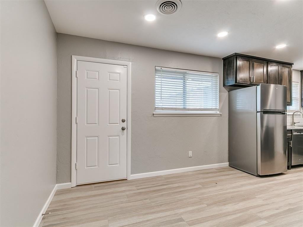 202 Thompson Dr - Photo 4 of 19