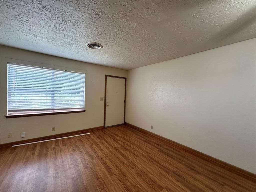 2033 Delaware Ln - Photo 3 of 13