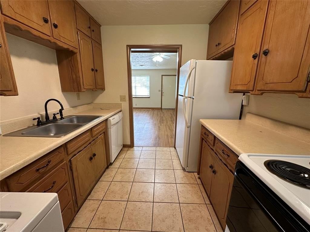 2033 Delaware Ln - Photo 6 of 13