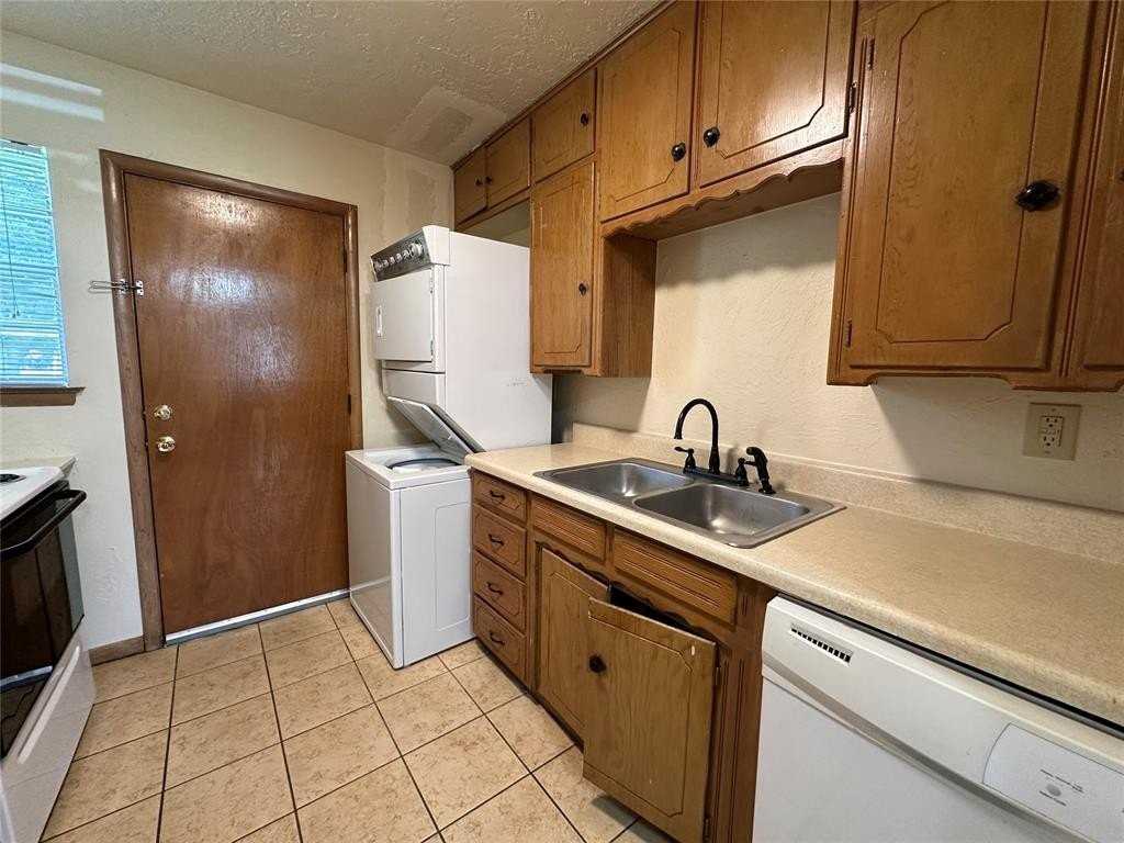 2033 Delaware Ln - Photo 7 of 13