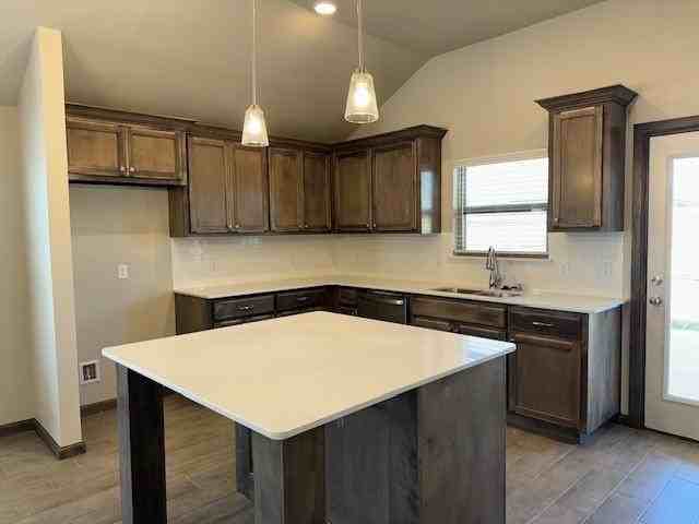 704 Argos Rd - Photo 7 of 37