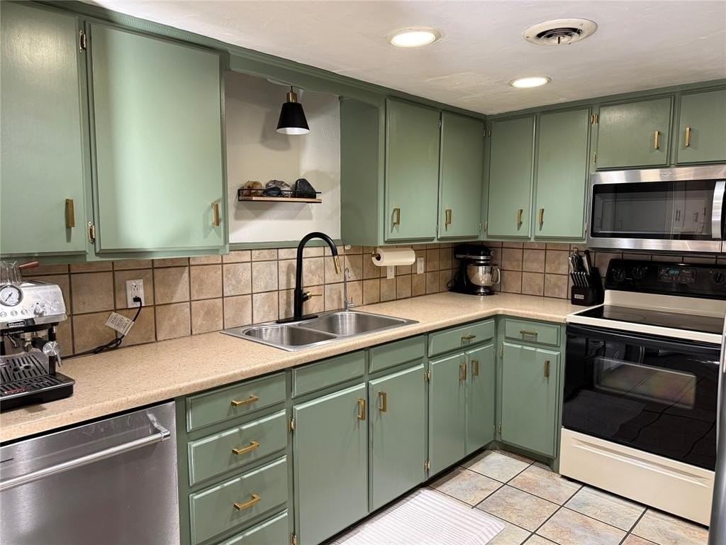 1327 Canterbury Blvd - Photo 5 of 18