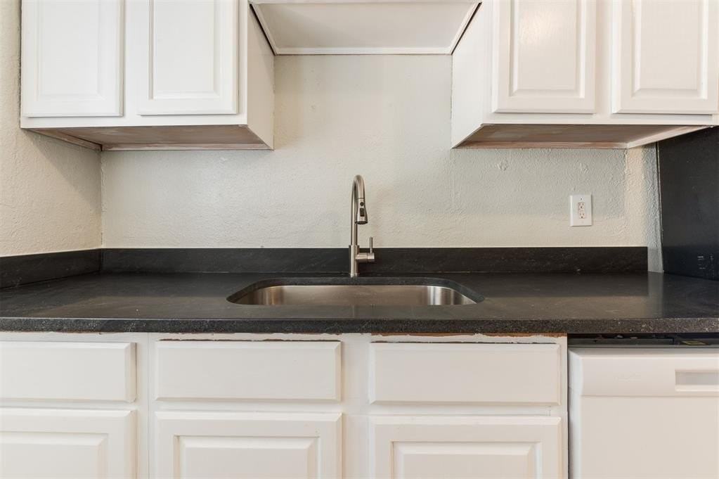 2833 Nw 22nd St - Photo 3 of 28