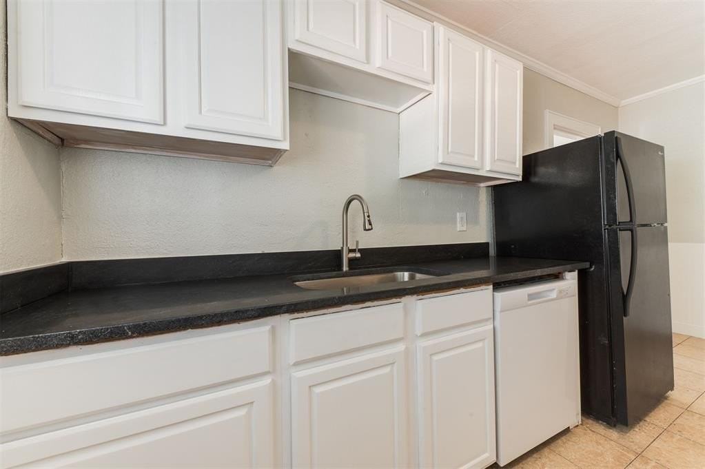 2833 Nw 22nd St - Photo 7 of 28