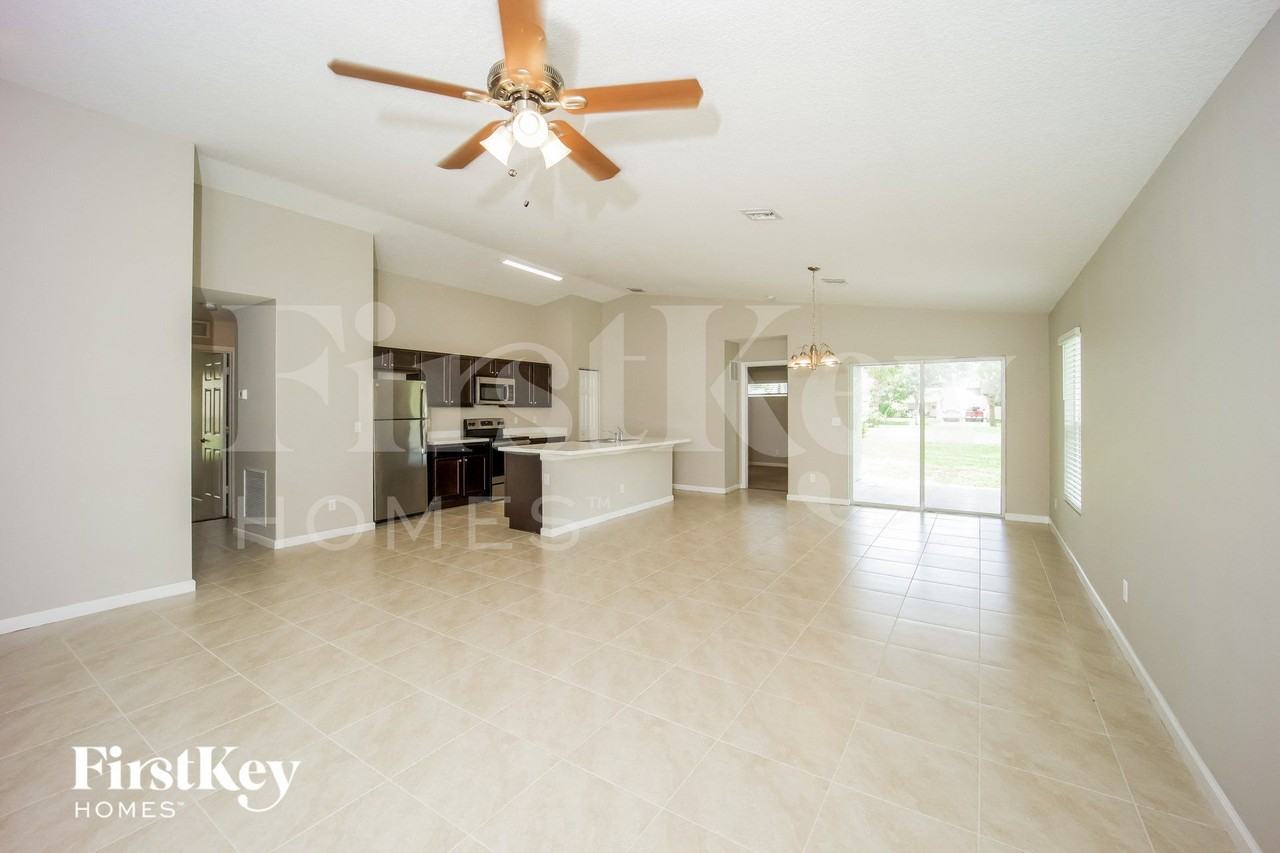 154 Nw Curtis St - Photo 3 of 15