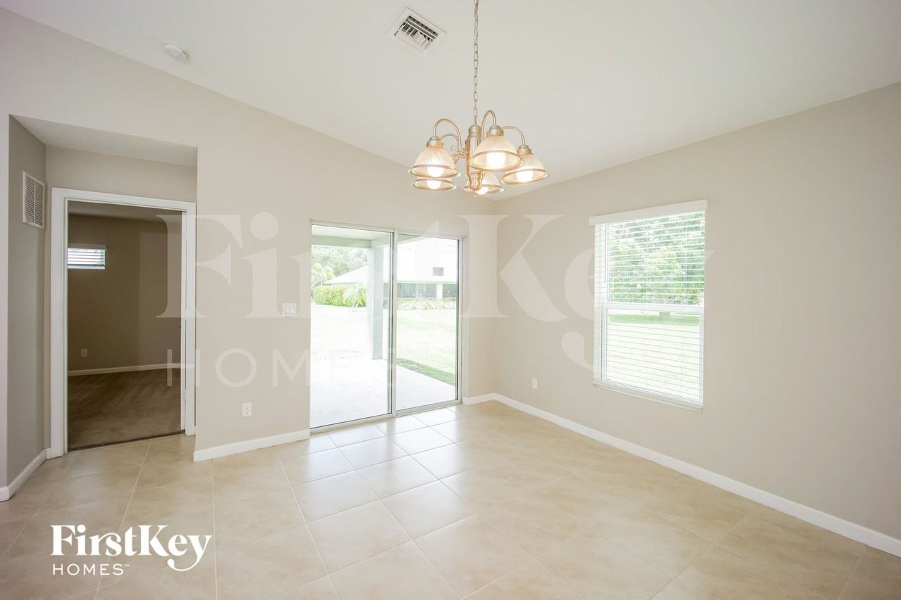 154 Nw Curtis St - Photo 5 of 15