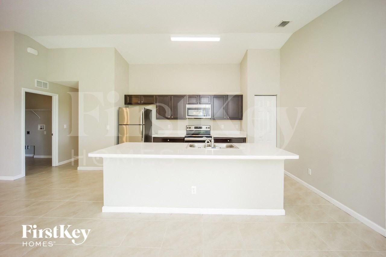 154 Nw Curtis St - Photo 6 of 15