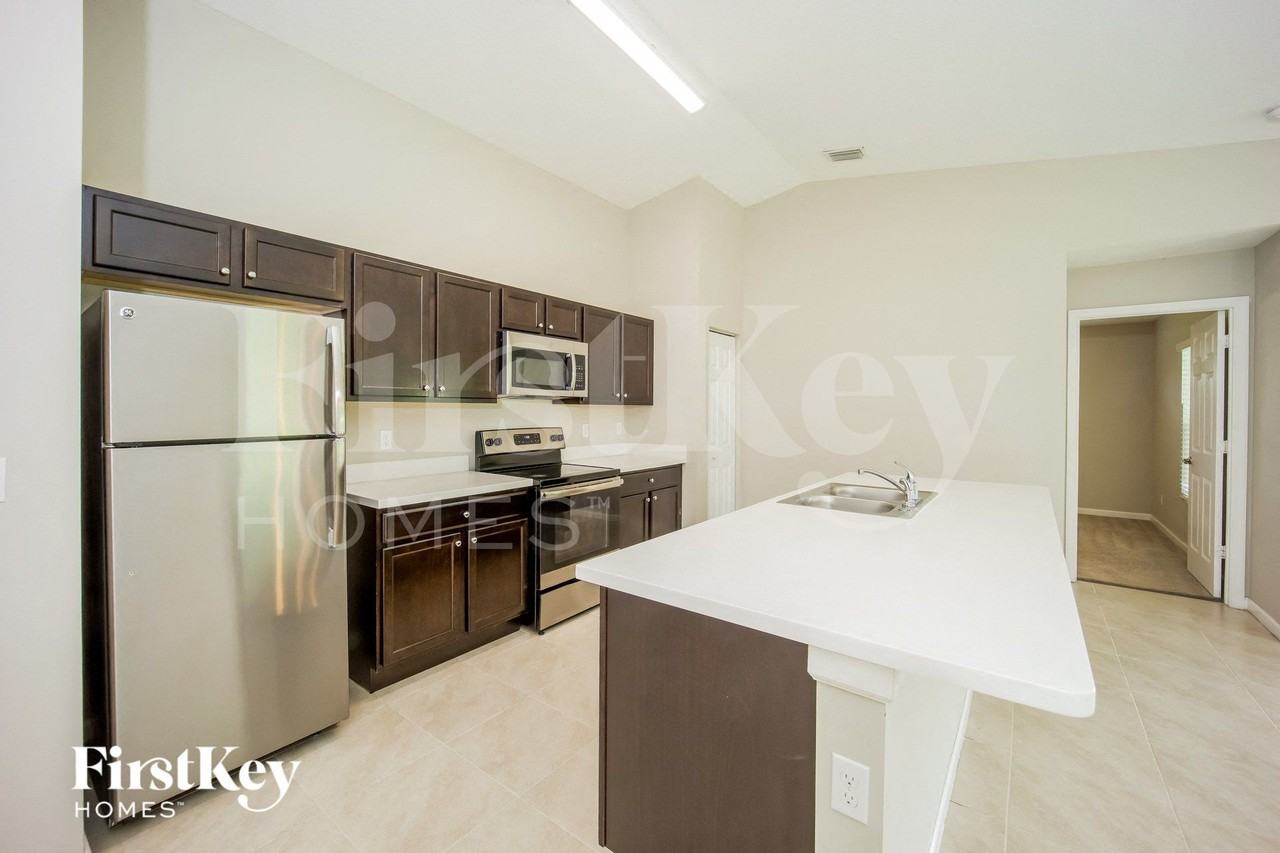 154 Nw Curtis St - Photo 7 of 15