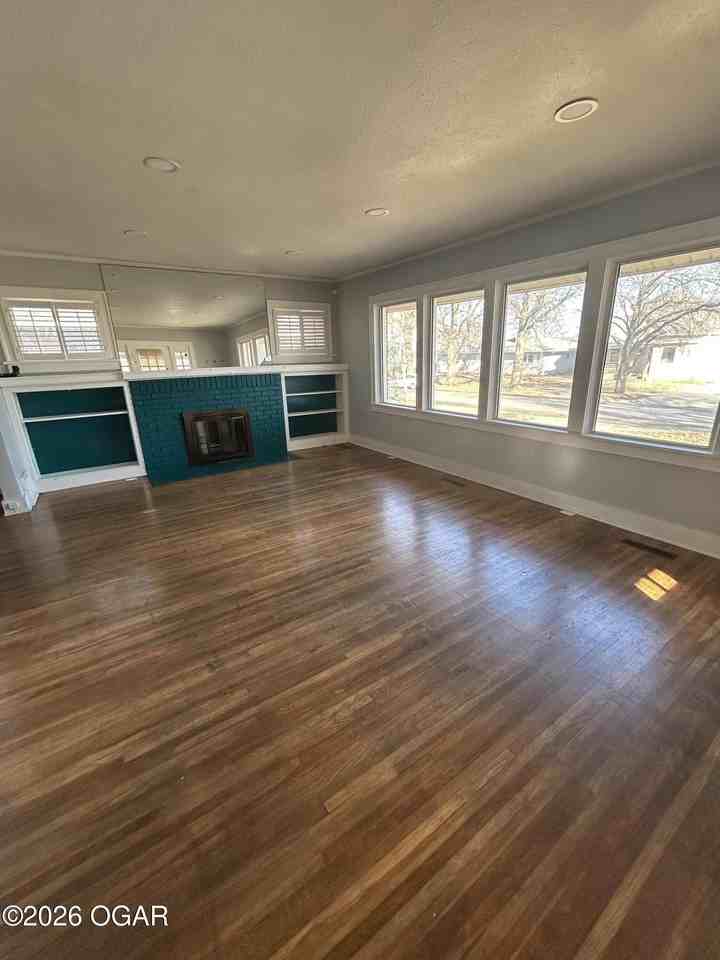 1922 S Jackson Ave - Photo 5 of 10