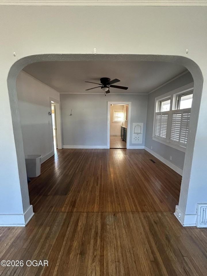 1922 S Jackson Ave - Photo 6 of 10