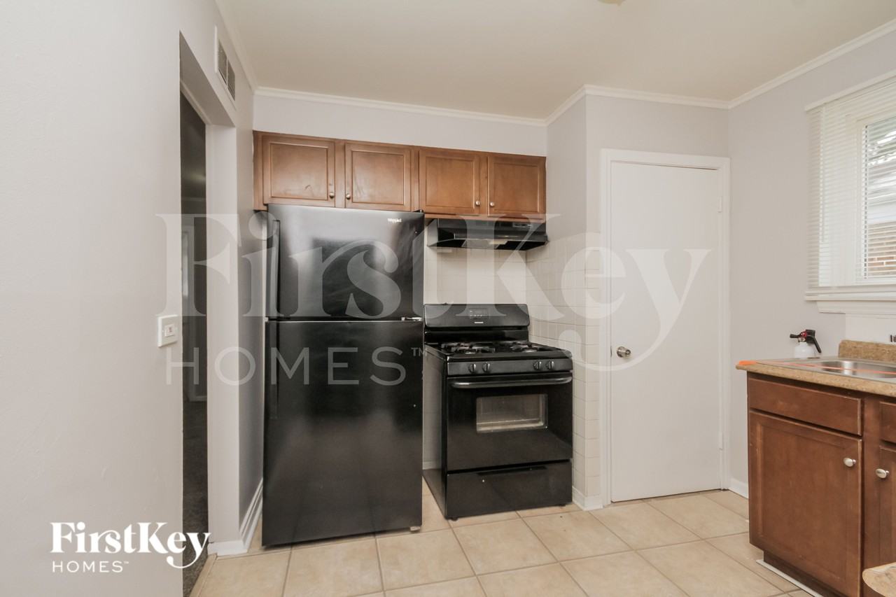 14525 Dobson Ave - Photo 7 of 19