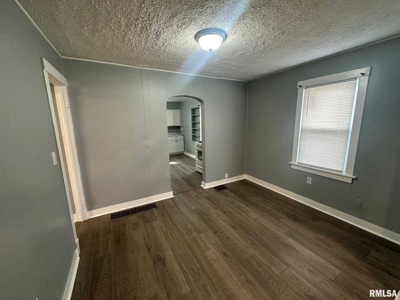 1013 Mechanic St - Photo 4 of 9