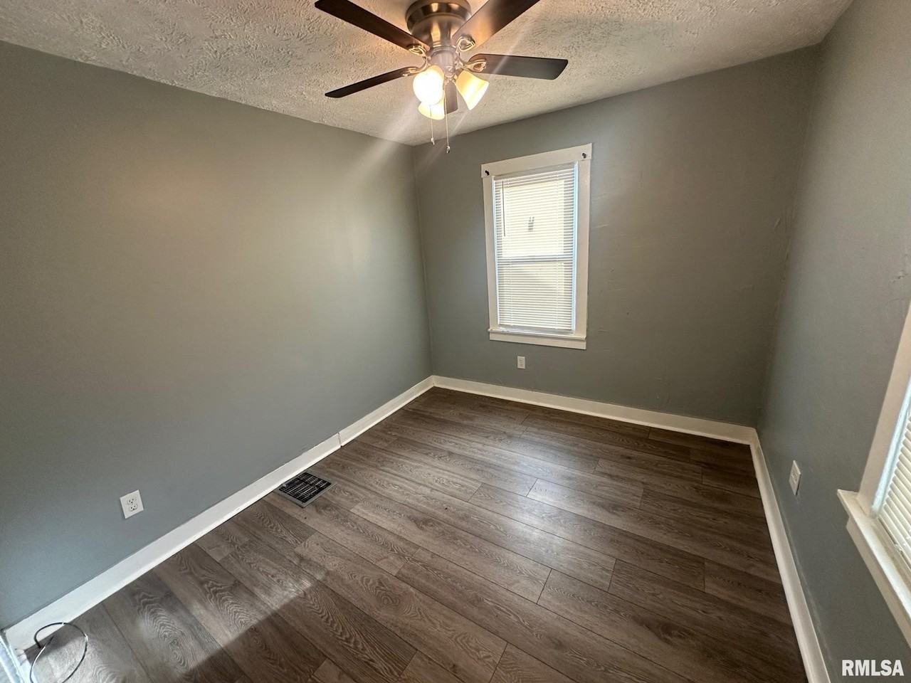 1013 Mechanic St - Photo 5 of 9