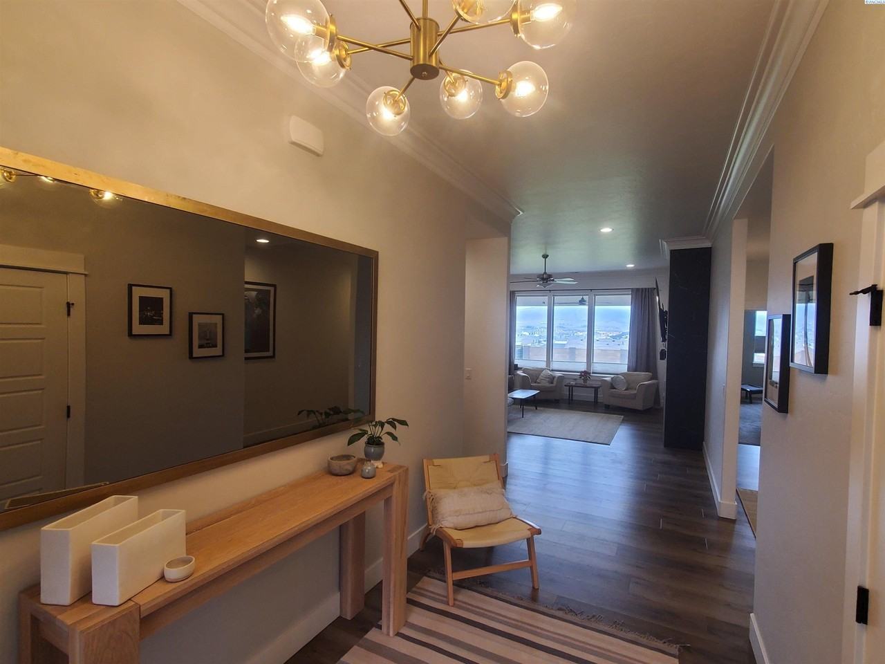 755 Thebes St - Photo 4 of 32