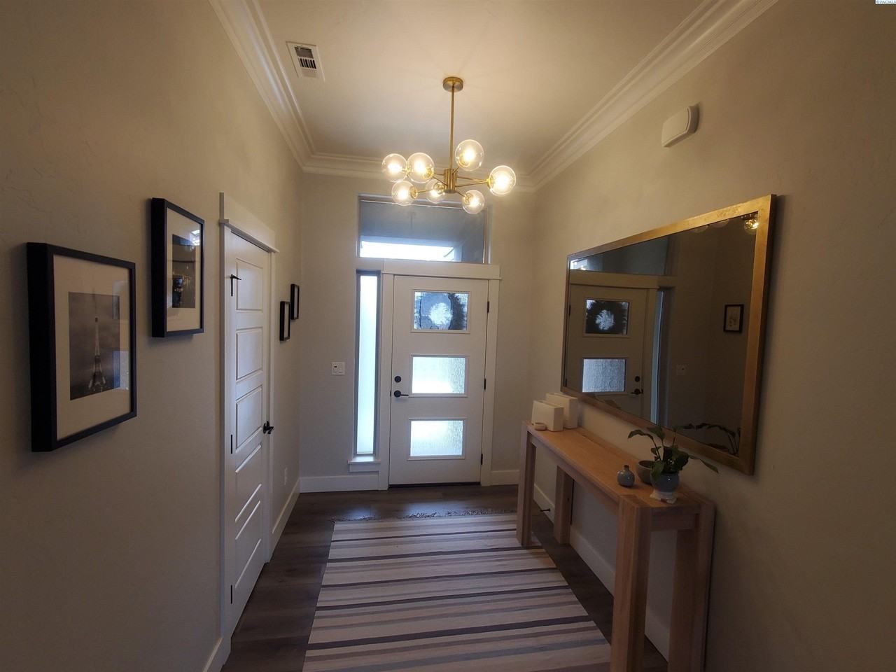 755 Thebes St - Photo 5 of 32