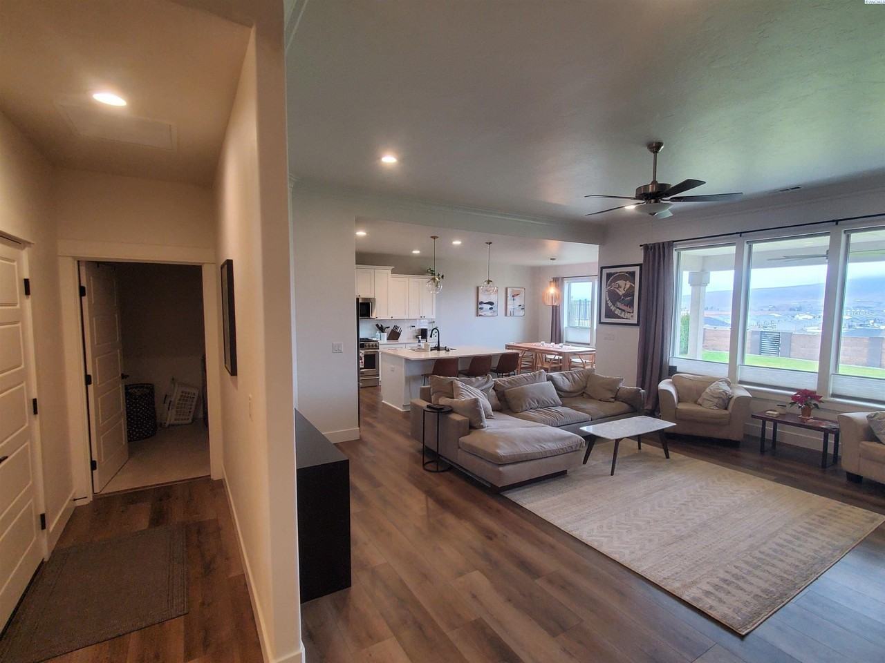 755 Thebes St - Photo 6 of 32