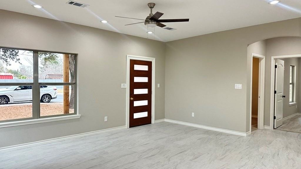 1005 N Lee St - Photo 4 of 31