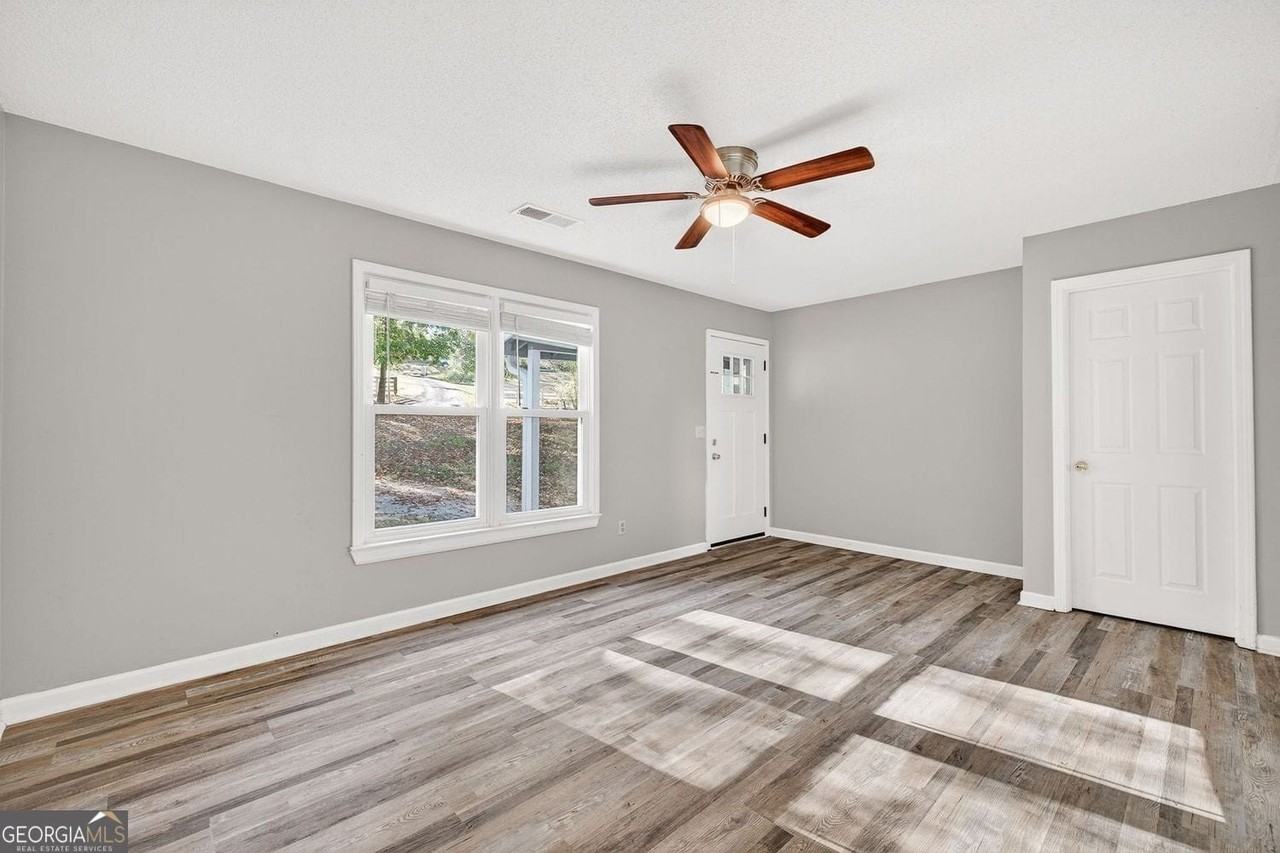 255 Lowry St - Photo 3 of 29