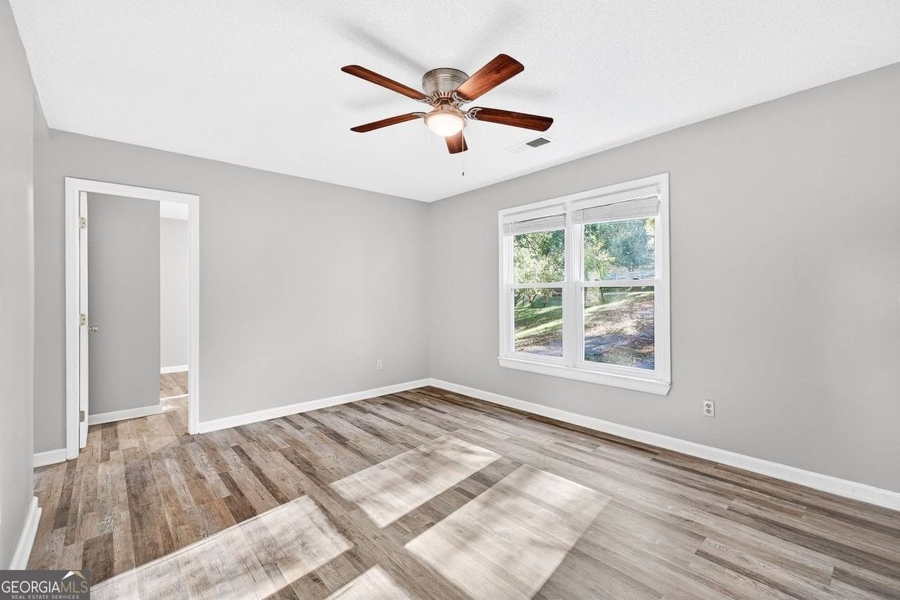 255 Lowry St - Photo 4 of 29