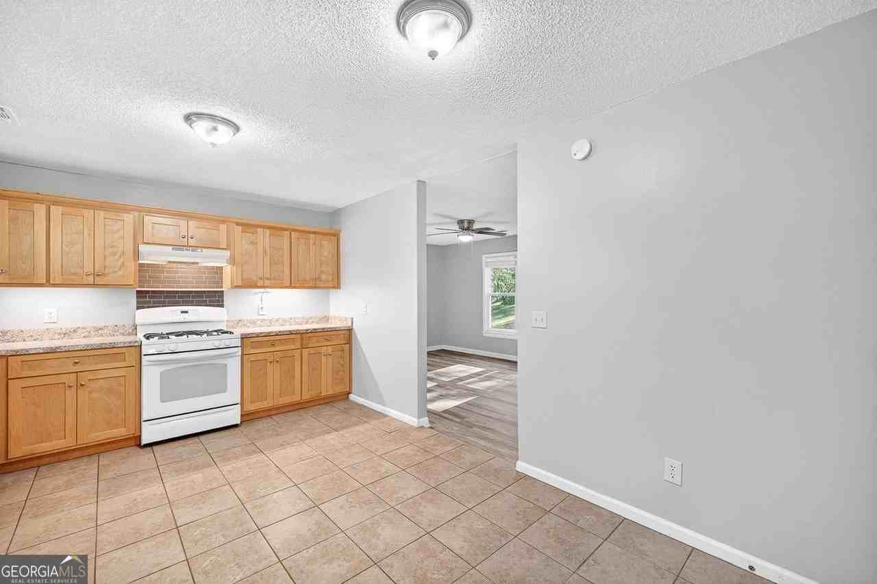 255 Lowry St - Photo 5 of 29