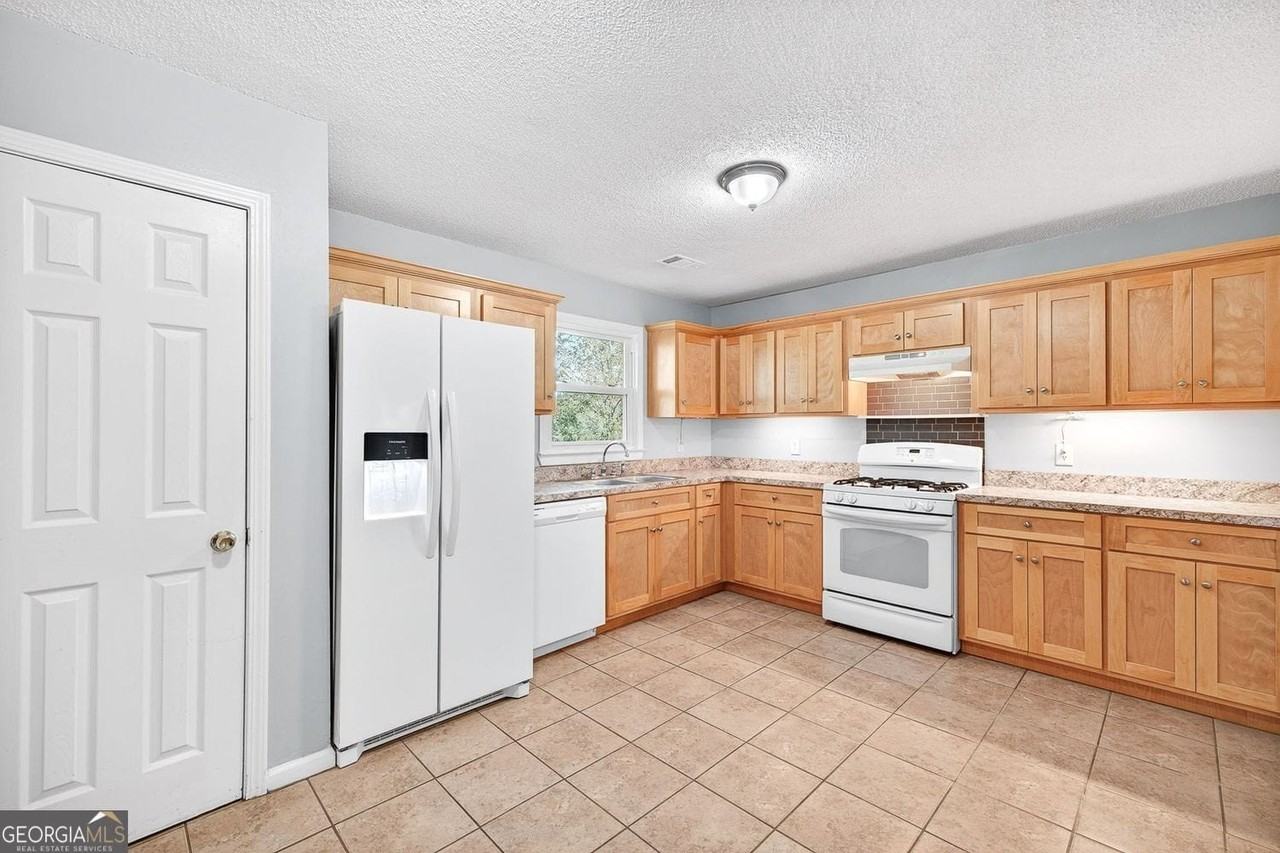 255 Lowry St - Photo 6 of 29