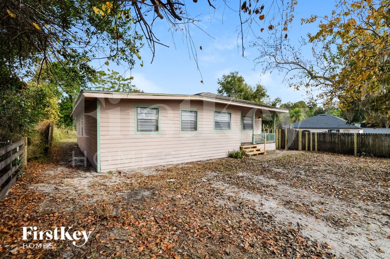 10070 Harris Ave - Photo 2 of 19