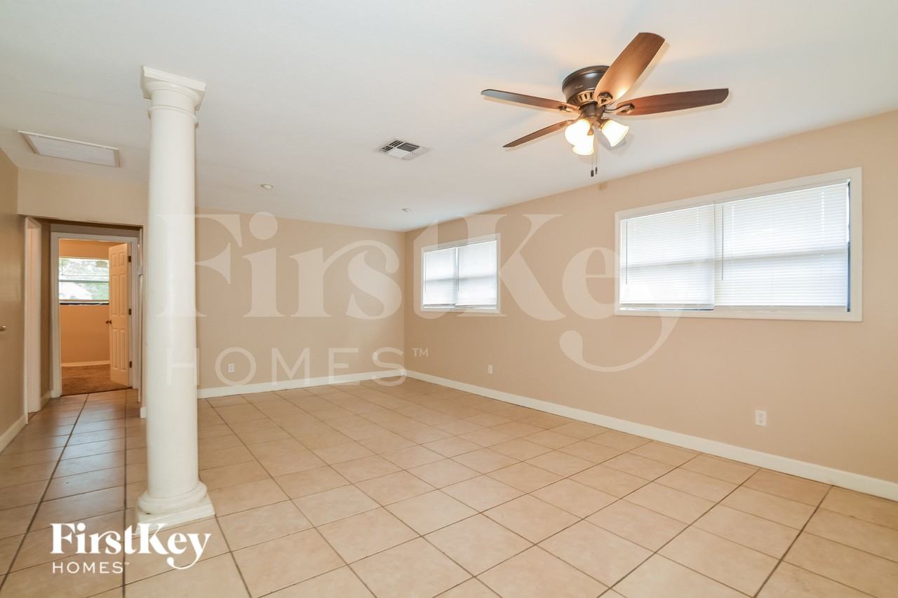 10070 Harris Ave - Photo 4 of 19