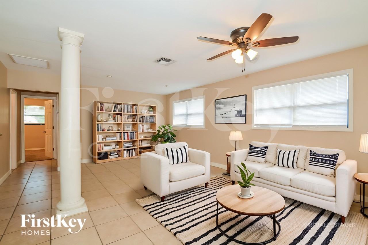 10070 Harris Ave - Photo 5 of 19