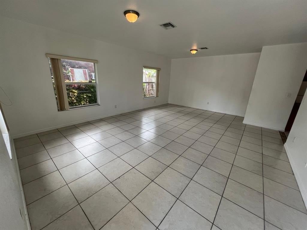 2905 Nw 7th St - Photo 4 of 7