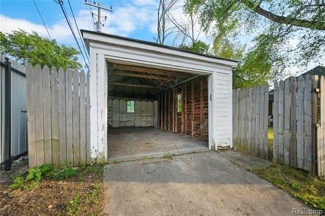 16216 Greenview Ave - Photo 4 of 26