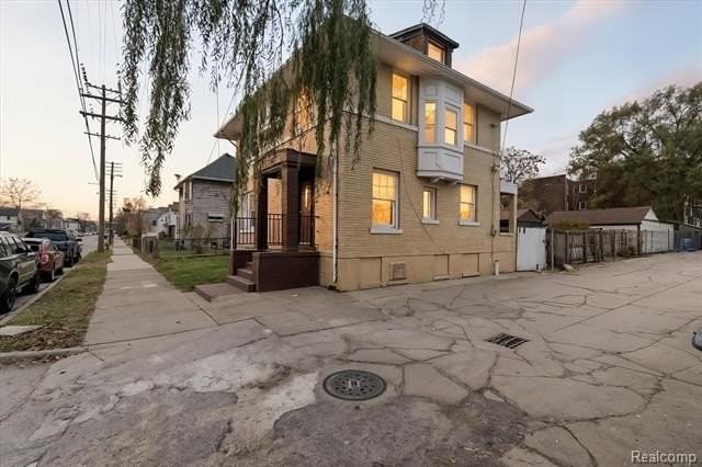 5421 Toledo St - Photo 2 of 50