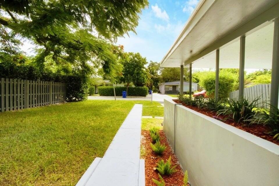 1117 Nw 7th Ter - Photo 4 of 33