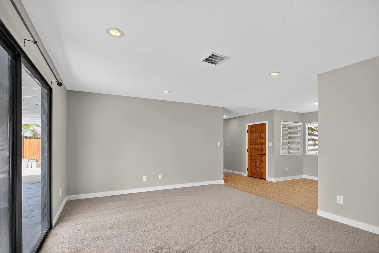 3907 Genine Dr - Photo 4 of 33