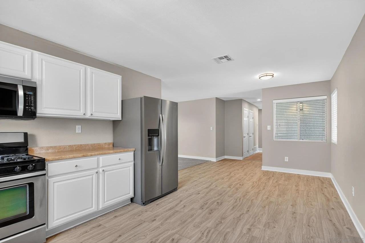 3907 Genine Dr - Photo 7 of 33