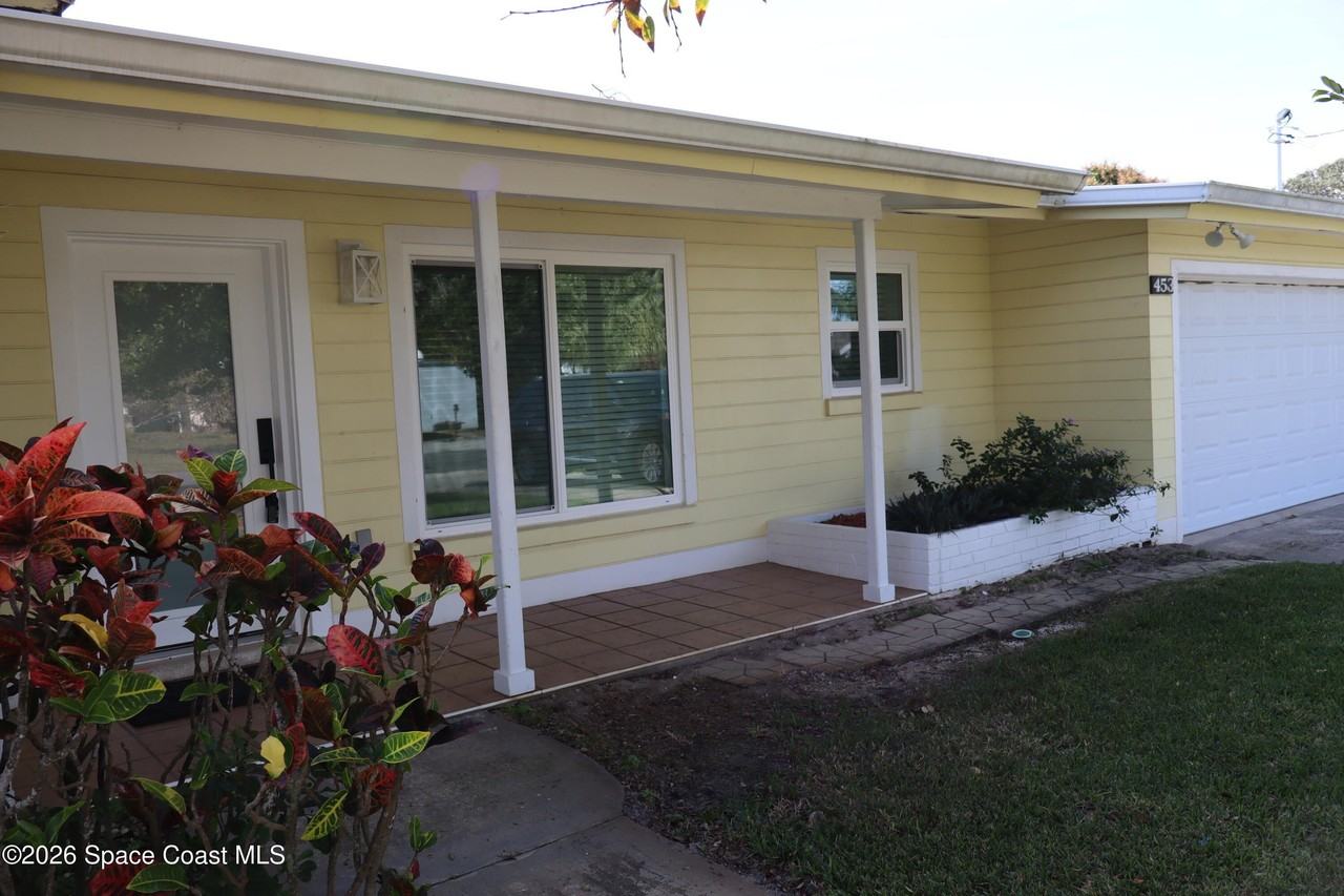 453 Dolphin St - Photo 3 of 24