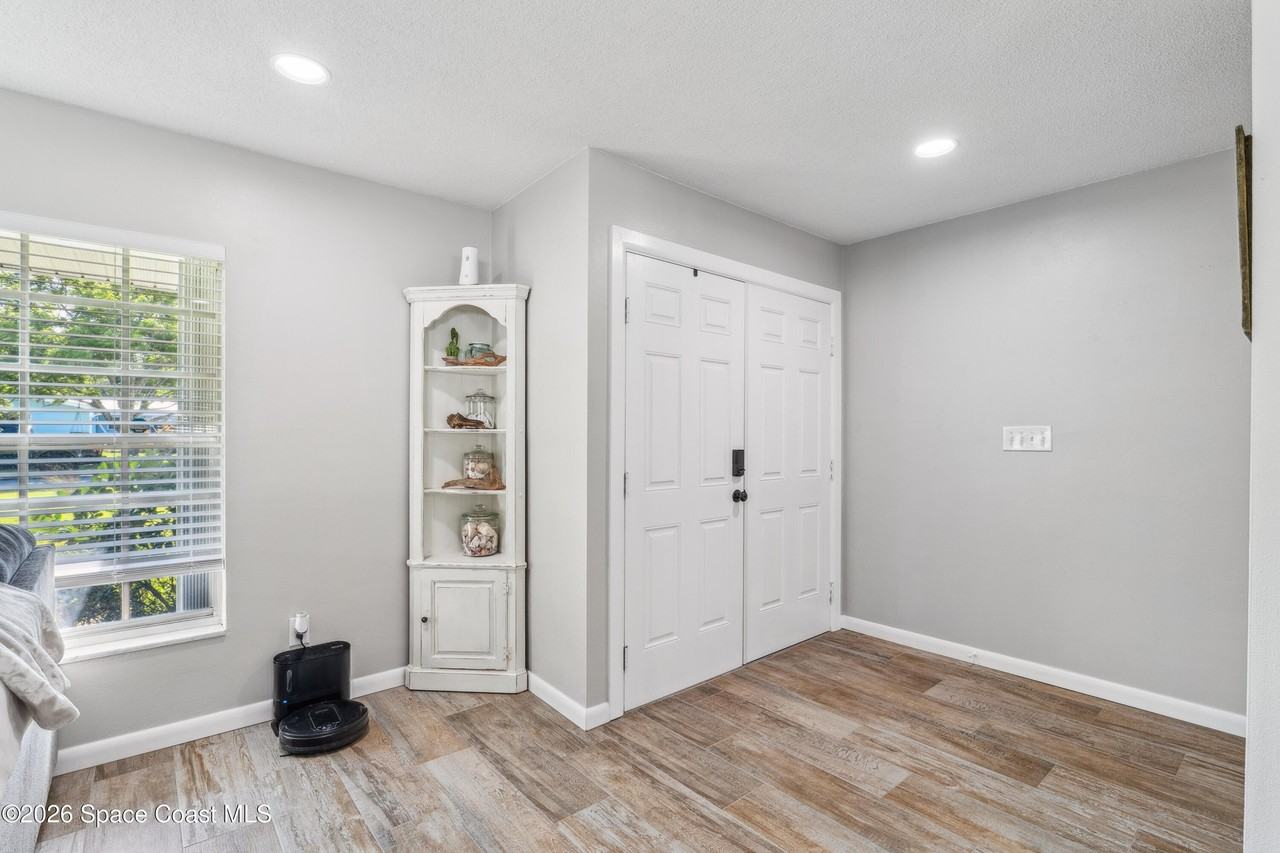 591 Ponderosa St - Photo 4 of 25