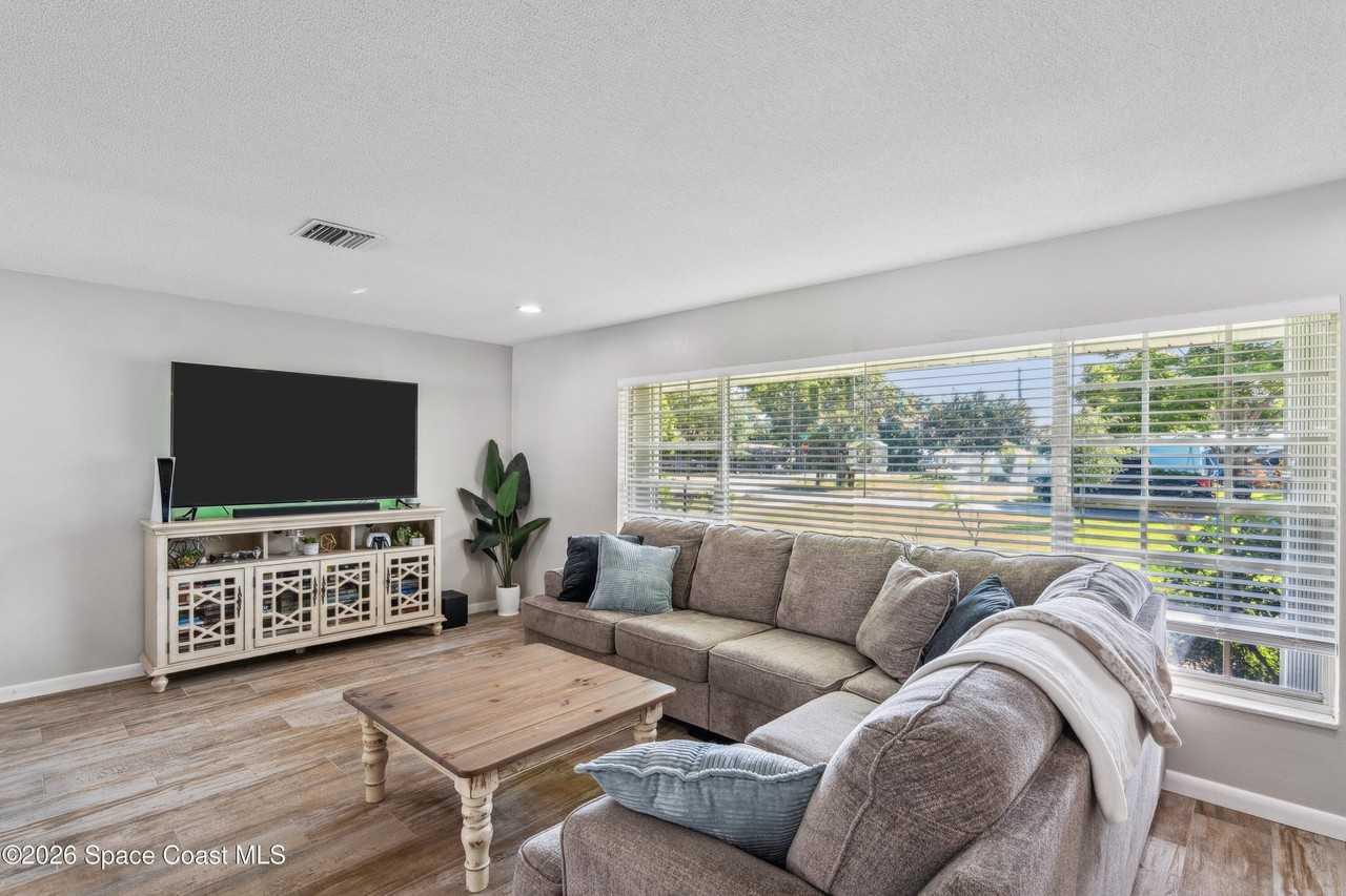 591 Ponderosa St - Photo 5 of 25