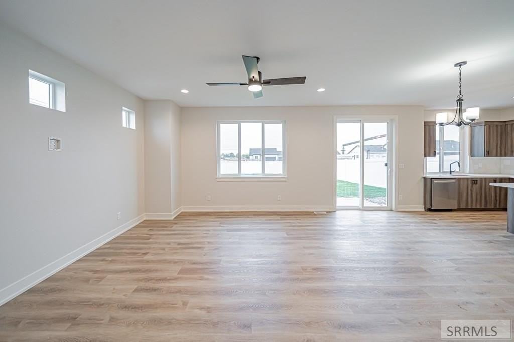 2078 47th St - Photo 4 of 28