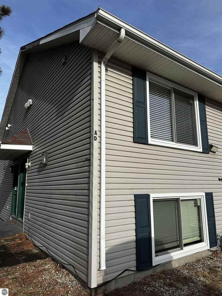 1501 E Bellows St - Photo 2 of 13