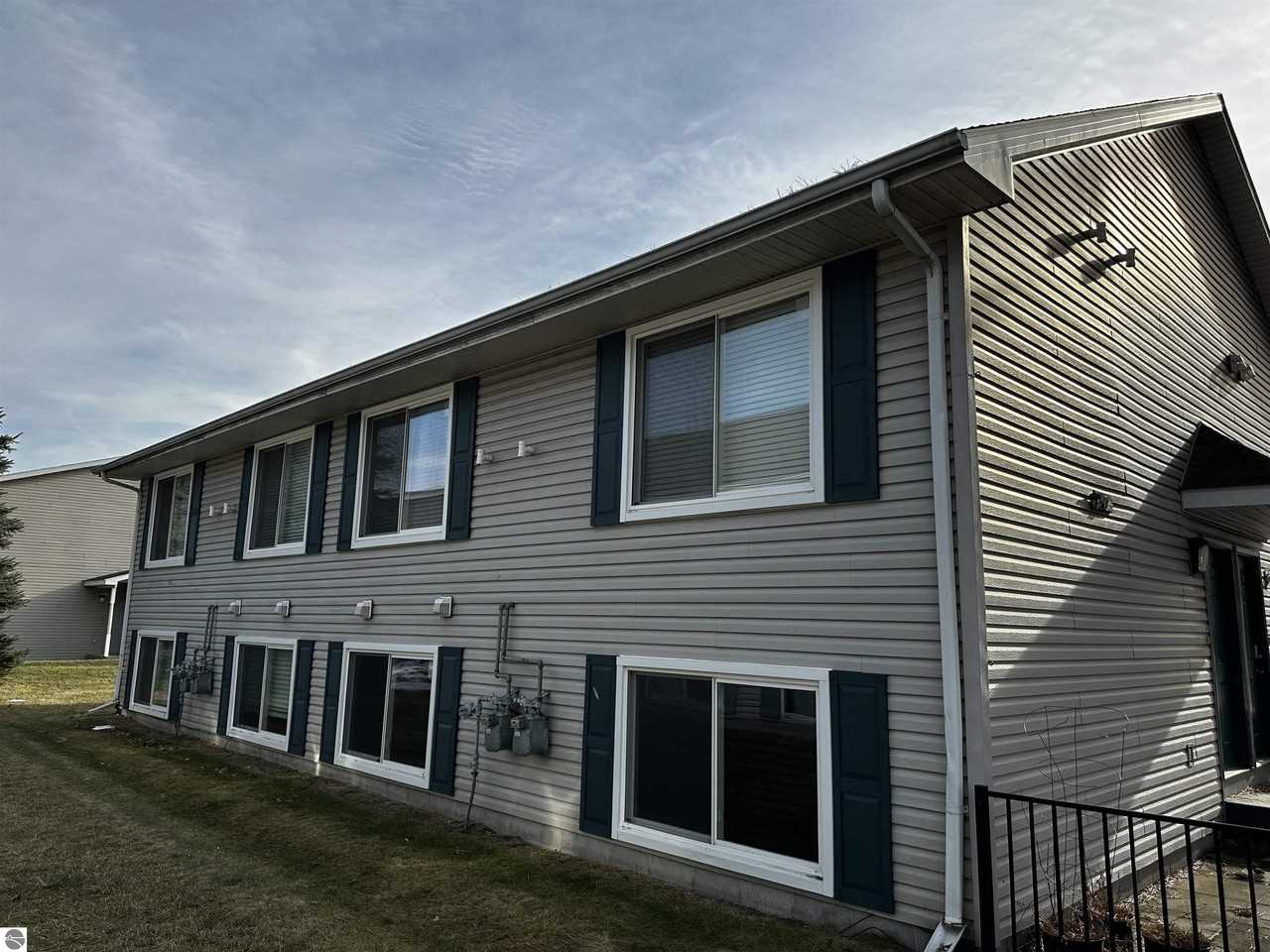 1501 E Bellows St - Photo 3 of 13