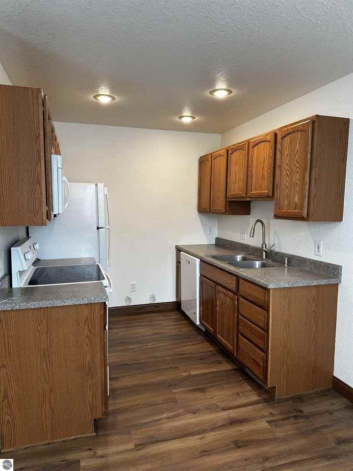 1501 E Bellows St - Photo 4 of 13