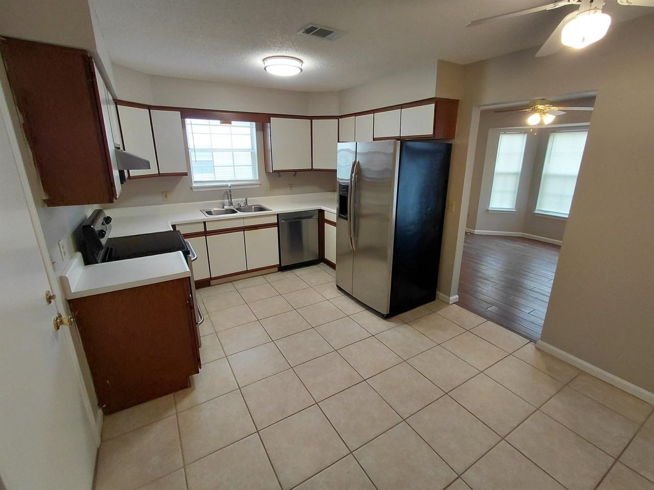 1347 Lawndale Rd - Photo 6 of 20