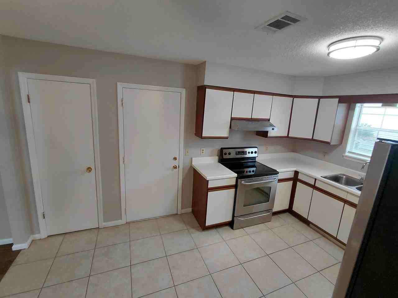 1347 Lawndale Rd - Photo 7 of 20