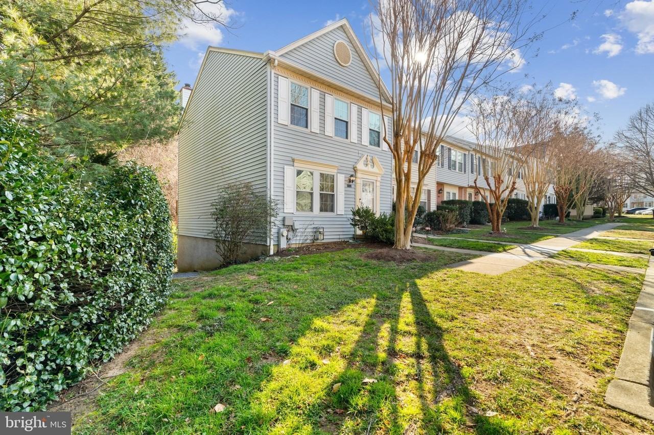 1205 Farley Ct N - Photo 2 of 36