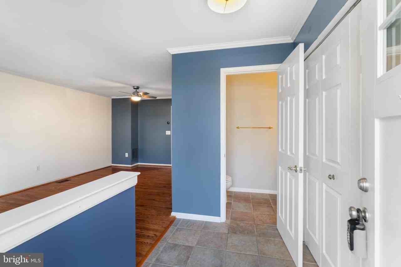 1205 Farley Ct N - Photo 3 of 36