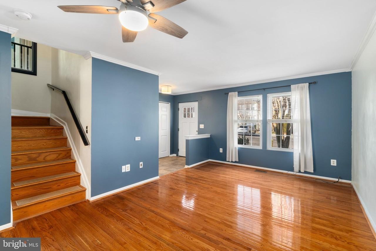 1205 Farley Ct N - Photo 4 of 36