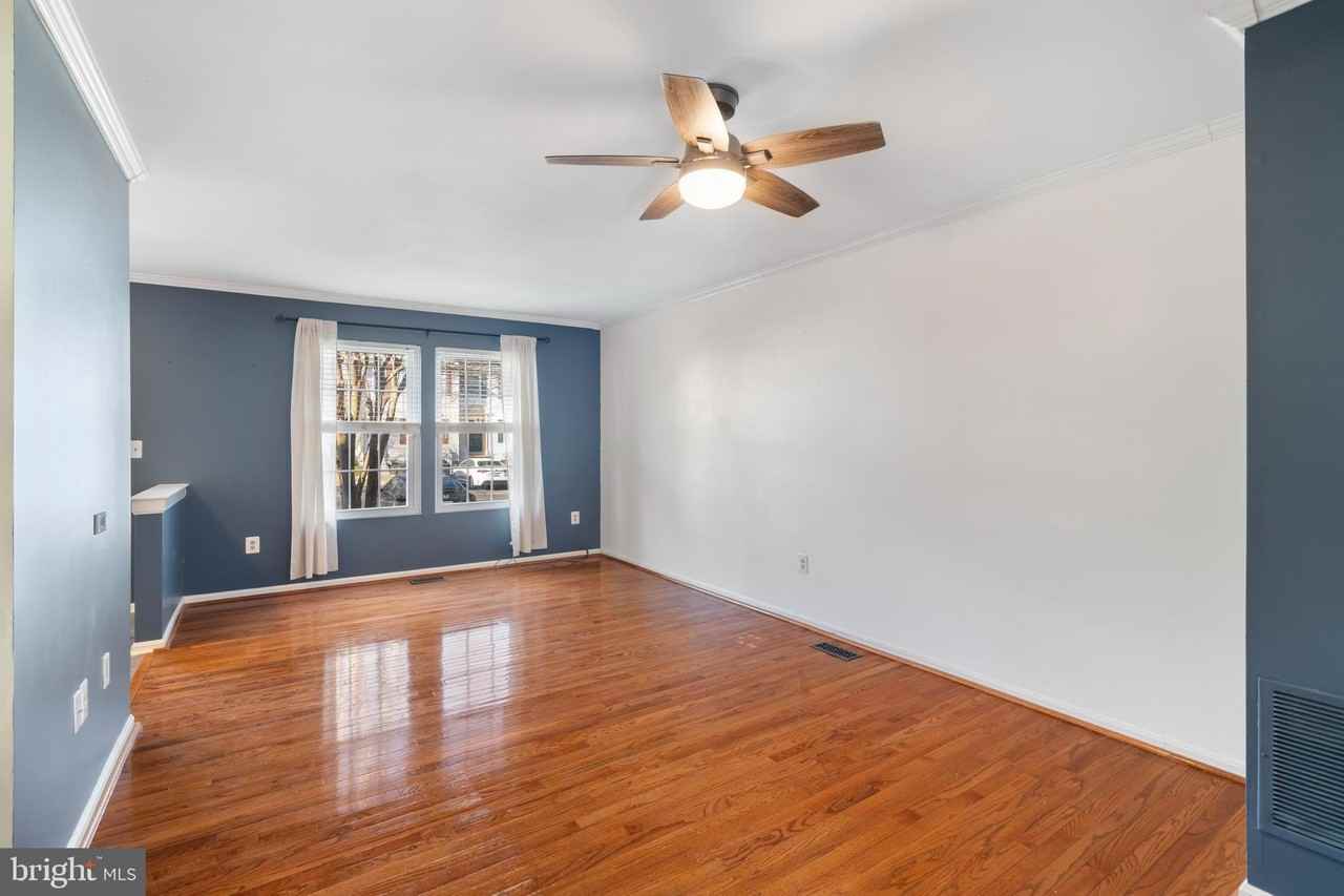 1205 Farley Ct N - Photo 5 of 36